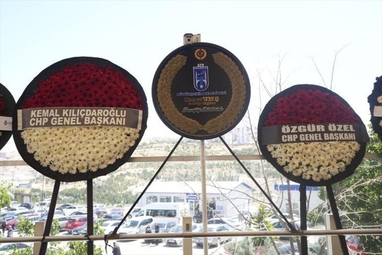 Kılıçdaroğlu ve Özel cenazede yan yana geldi Çelenklerde CHP Genel Başkanı detayı