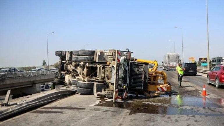 Kontrolden çıkan beton pompası üst geçitte asılı kaldı Sürücü kurtarıldı