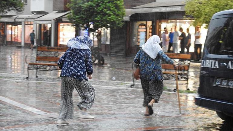 Kavurucu sıcakların ardından Edirnede sağanak sürprizi Büyükler kaçtı, çocuklar tadını çıkardı