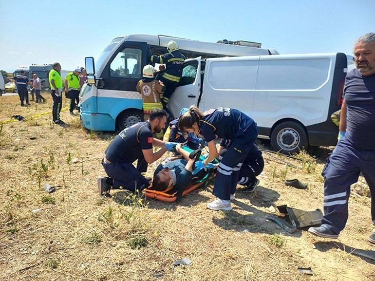 Manisa’da iki minibüs çarpıştı: Ölü ve yaralılar var