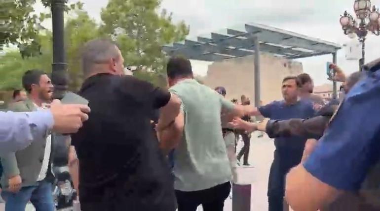 Cuma namazı çıkışı ortalık karıştı Özgür Özele protestoya tekmeli arbede