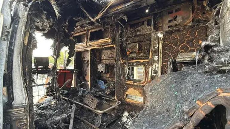 Yolun ortasında can pazarı Hasta nakil aracı alev aldı: Şoförün dikkati hayat kurtardı