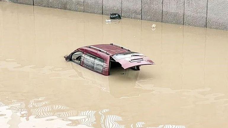Meteoroloji uyarmıştı... Sağanak yağış hayatı felç etti