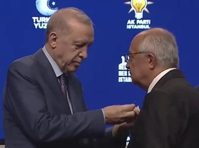 İstanbulda 3 belediye başkanı AK Partiye katıldı: Rozetlerini Cumhurbaşkanı Erdoğan taktı