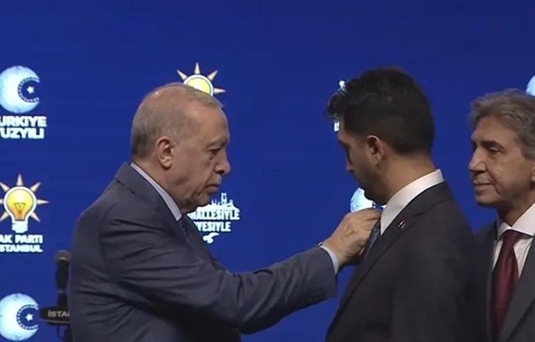 İstanbulda 3 belediye başkanı AK Partiye katıldı: Rozetlerini Cumhurbaşkanı Erdoğan taktı