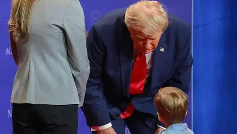Trump sahnedeyken beklenmedik olay Salondan kahkahalar yükseldi