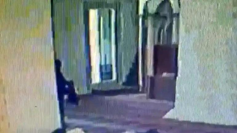 Fatihte camide akılalmaz olay 450 bin lira olan çantası çalındı