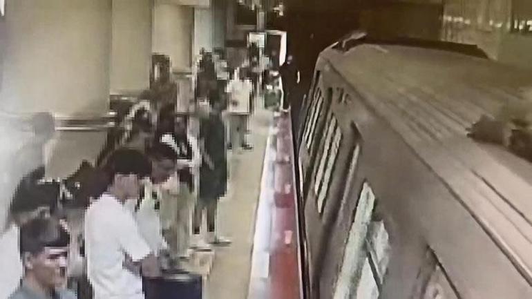 Şişlide görme engelli genç metro raylarına düştü
