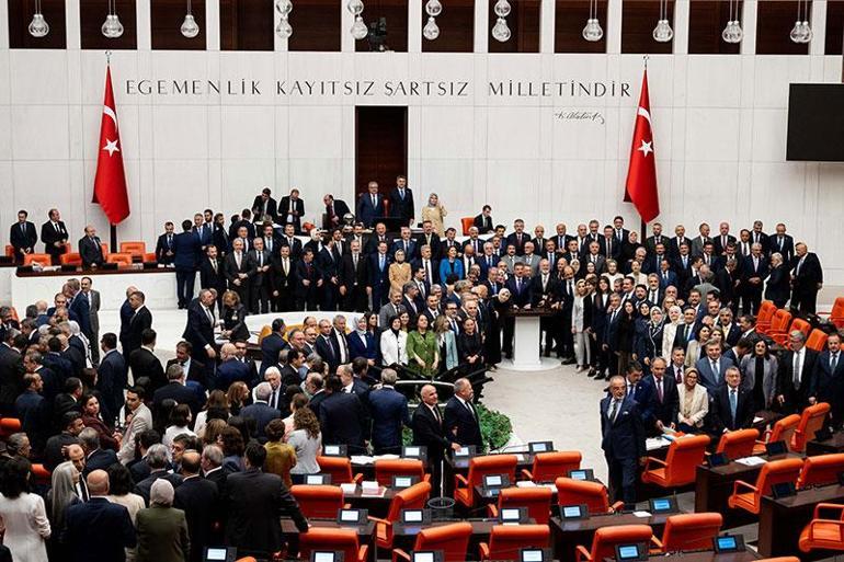Çerçeve yasa rekor oyla kabul edildi... Siyasilerden peş peşe mesajlar: Kazanan Türkiye oldu