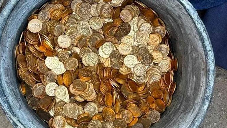 Duvarın içinden hazine dolu sandık çıktı Haberi duyan bölgeye akın ediyor