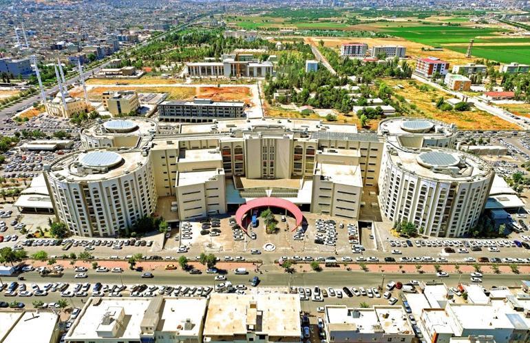 18 yaşındaki hastaya 10 saatlik operasyon Omurgasındaki ileri deformite başarıyla düzeltildi