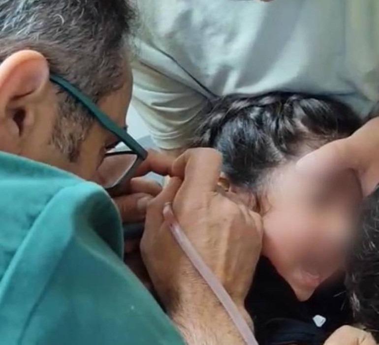 1 aydır kulak ağrısı çeken çocuğun muayenesinde şok Doktor bile neye uğradığını şaşırdı