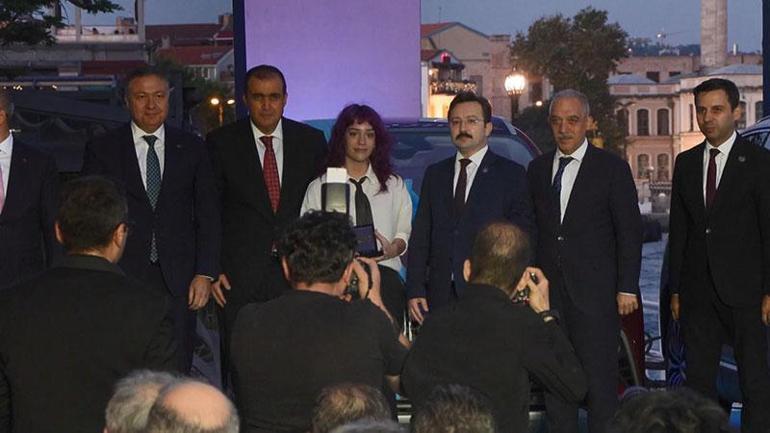 YKS Türkiye birincilerine Togg ödülü 3 Kabataşlı öğrenci anahtarlarını aldı