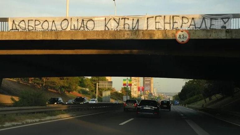 Savaş suçlusu Mladiçin cenazesi Sırbistana getirildi Askeri törenle karşılandı