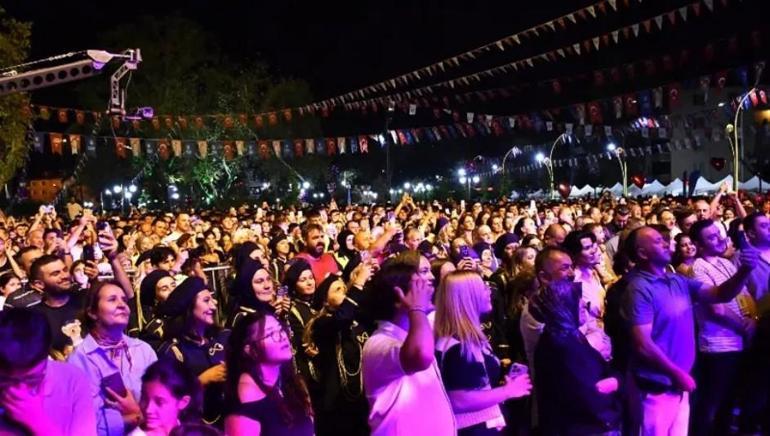 Cengiz Kurtoğlundan Bursada müzik ziyafeti Hayranlarıyla buluştu