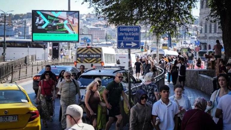 İstanbuldaki turistik bölgede ilginç görüntü Kimse bu yazının farkında değil