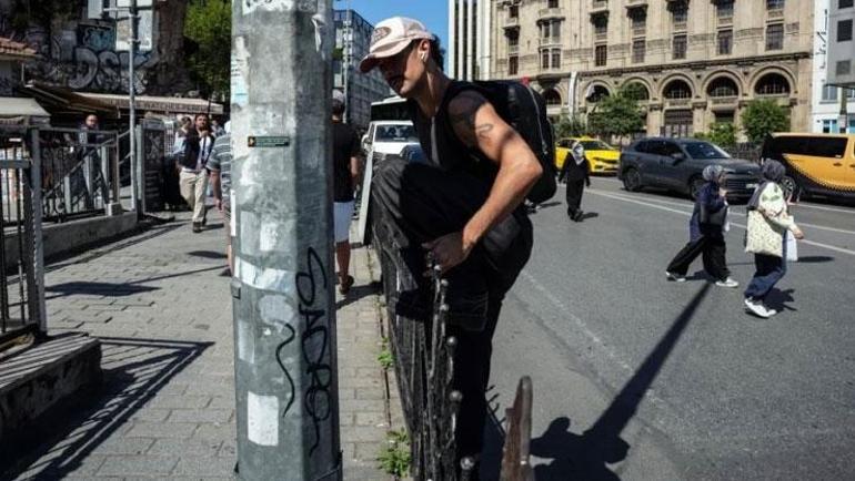 İstanbuldaki turistik bölgede ilginç görüntü Kimse bu yazının farkında değil