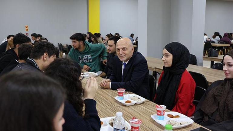 Öğrencilere rektörden altın değerinde tavsiyeler: Düşünmeyi teknolojiye bırakmayın