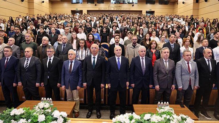 Öğrencilere rektörden altın değerinde tavsiyeler: Düşünmeyi teknolojiye bırakmayın