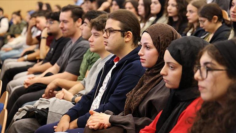 Öğrencilere rektörden altın değerinde tavsiyeler: Düşünmeyi teknolojiye bırakmayın