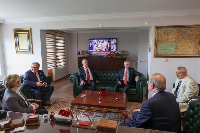 Kılıçdaroğlu, Zafer Partisi Genel Başkanı Ümit Özdağ ile görüştü