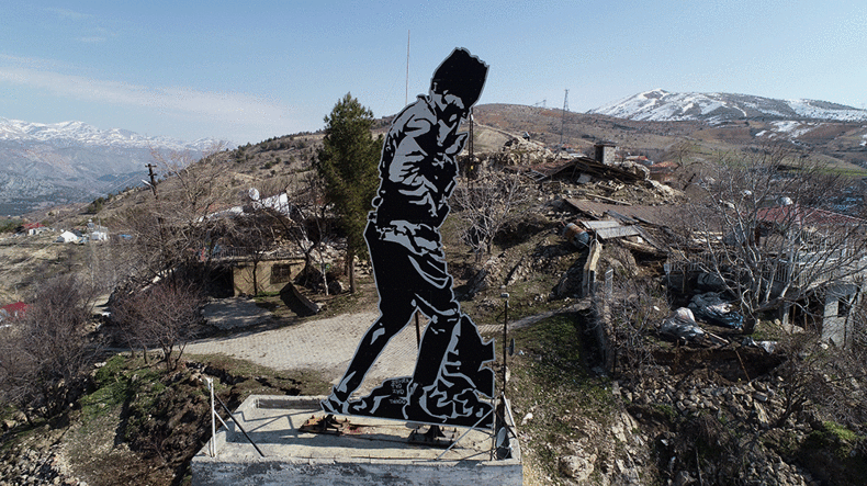 Neredeyse tüm evlerin yıkıldığı köyde Atatürk heykeli hala ayakta