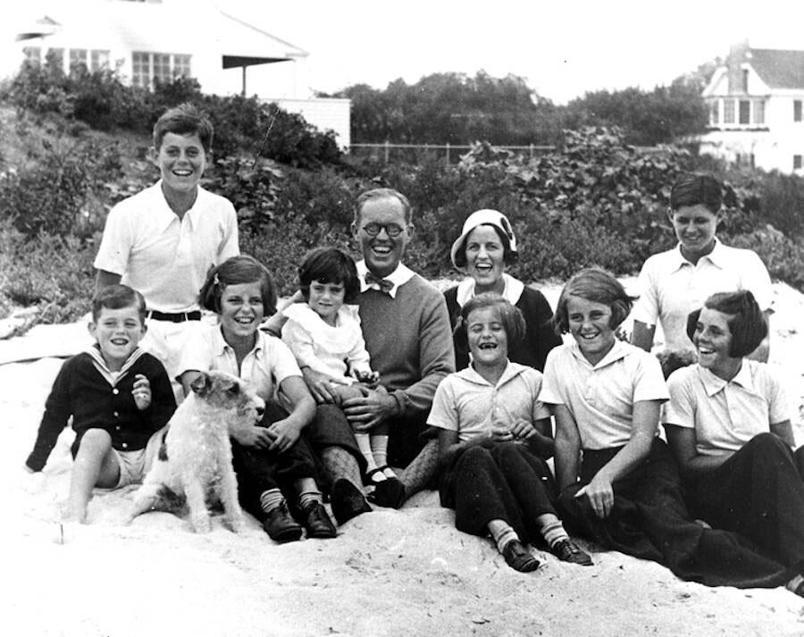Kennedylerin karanlık yüzü Babası utancından 63 yıl gizledi