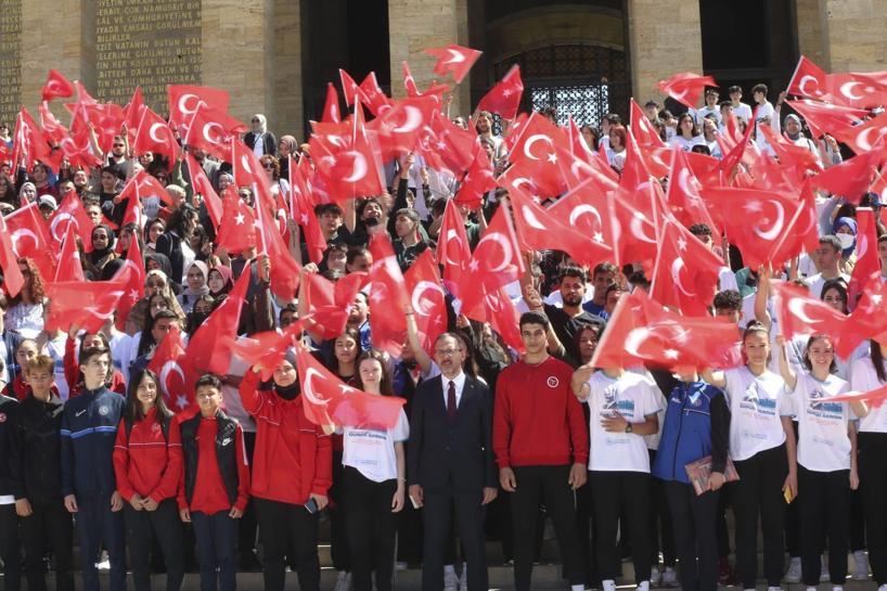 Bakan Kasapoğlu ve 81 ilden gençler Anıtkabirde