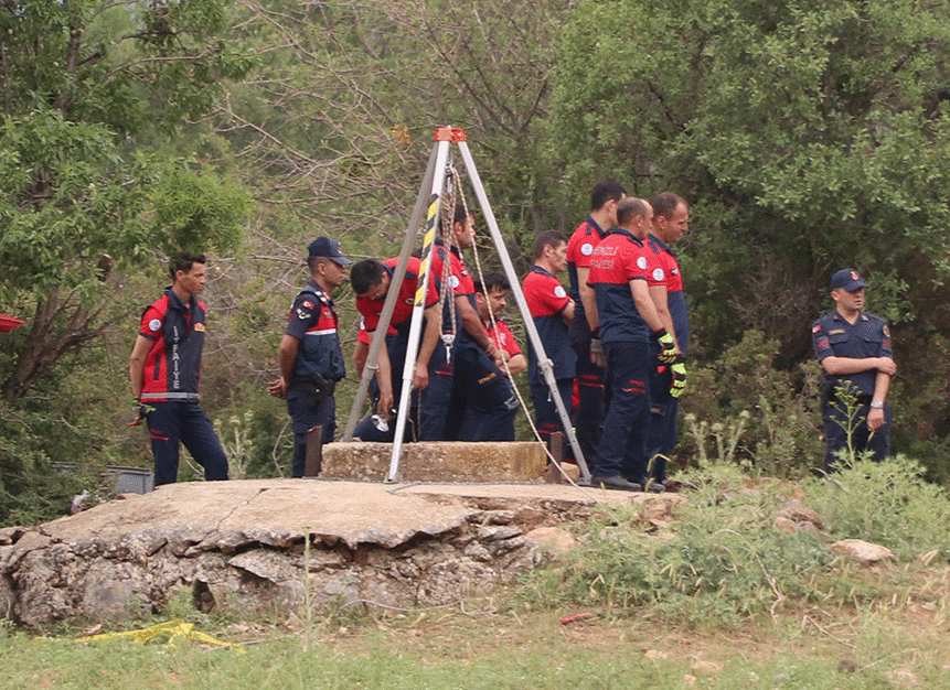 Kayıp gençler 45 saattir kazılan 30 metrelik kuyuda ölü bulundu
