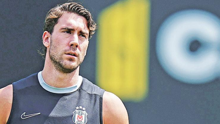 Vlahovic 4 maç yok! Sağ arka adalesinden sakatlanan, tedavi sürecini İ